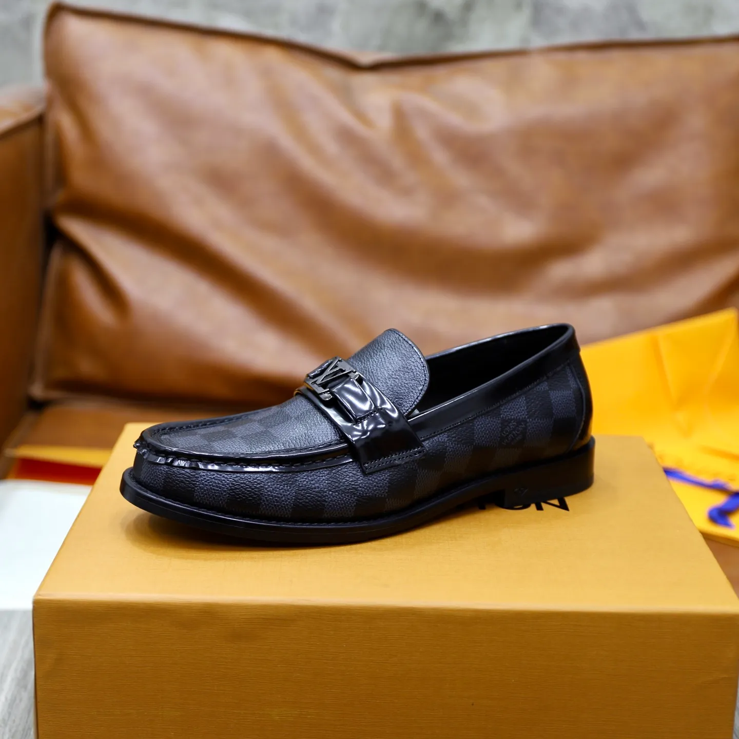 Men's Men's Shoes💰💰920LV Louis Vuitton Slip-on Loafers, top quality products from Guangzhou, ready for sale! This LV Glove loafer is made of selected soft cowhide, with a slightly wrinkled leather surface and a very high-end texture. Each pair is unique. The leather surface is light and soft, with a fine texture and good luster. It is a classic loafer style, with exquisite handmade mark stitching on the toe, and a square toe configuration to highlight the classic style. The horizontal band has hot-printed LV three-dimensional letters, semi-solid handcrafts and a genuine leather outsole, and a rubber patch on the heel to create wear-resistant performance and comfort. One of the must-have loafers for men! Comes with full original packaging! Code number: 38-39-40-41-42-43-44 (38, 45, 46 customized) standard leather shoe code